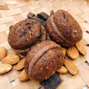 Activeat Cookie Cream Sandwich is delicately crunchy and crumbly cookies filled with rich, buttery cream